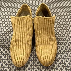 Dr. Scholl’s BE Energized Greenish gray side-zip Ankle Booties 9M